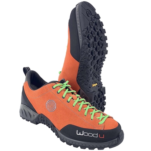 Woodu Feuille orange avec lacets verts, la chaussure gauche montre la semelle profilée avec des picots, fabricant Woodu