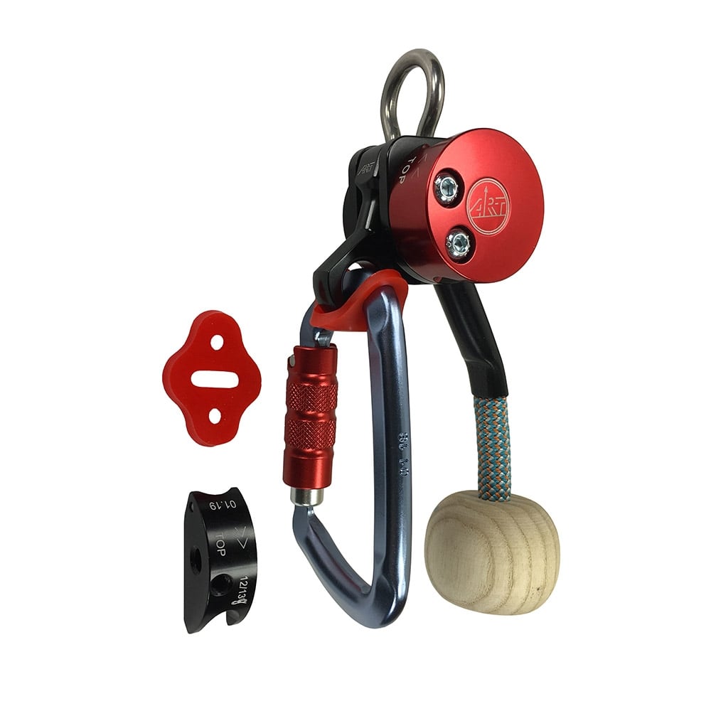 LockJack 2 Appareil d’escalade de base avec boîtier en métal rouge et noir, mousqueton, poignée en métal rouge et poignée en bois sur la corde, deux petites pièces métalliques supplémentaires en rouge et noir