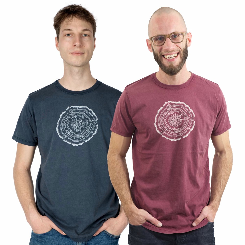 Deux hommes portent des T-shirts avec l’imprimé d’un tronc d’arbre coupé, l’un en bleu foncé et l’autre en bordeaux, nom du produit Treeslice