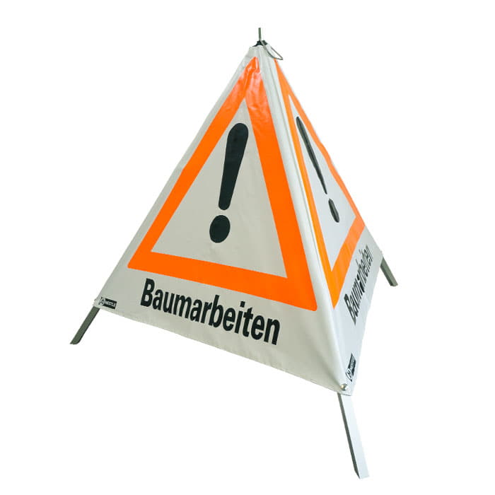 Avertissement triangle pliant avec l’impression « Baumarbeiten » et un point d’exclamation dans un triangle orange, posé sur trois pieds métalliques