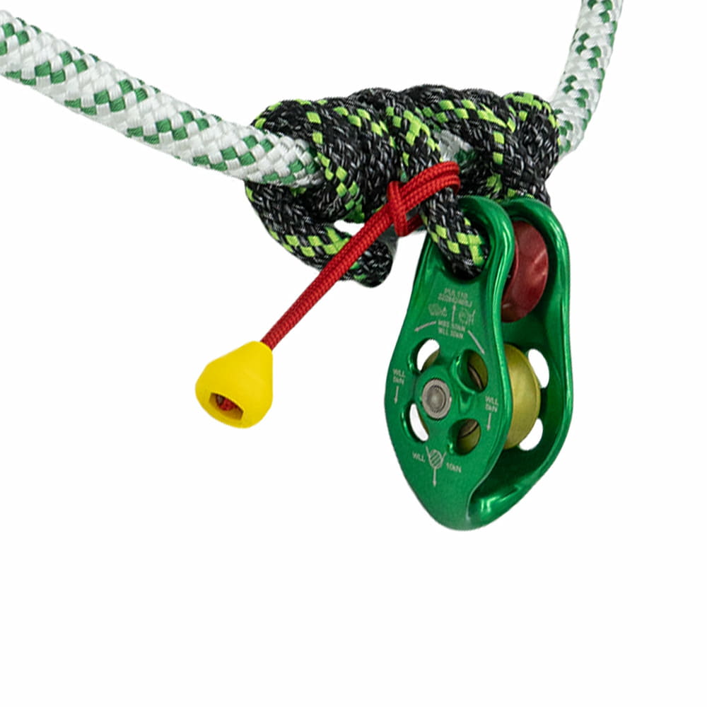 poulie vertePoulie SAVER Élément de galet de déviation SAVER enveloppé d’une corde noire et verte, corde de sécurité rouge avec extrémité jaune