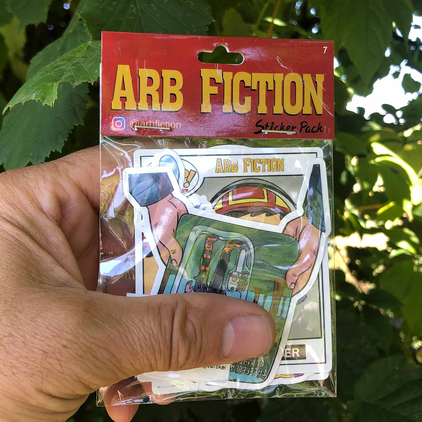 Main tenant ARB Fiction Pack Vol. 7 Pack d’autocollants avec plusieurs autocollants, y compris un grimpeur d’arbres et un personnage avec un casque, Fabricant ARB Fiction