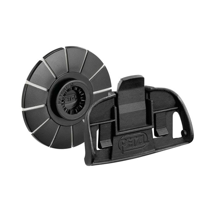 Kit Tikka Adapt de Petzl, deux pièces en plastique noir, l’une ronde avec des segments, l’autre rectangulaire avec le logo Petzl
