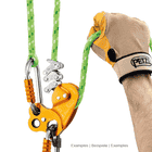 Système de câbles Petzl ZigZag avec corde d’escalade verte, deux mousquetons et main avec gant Petzl