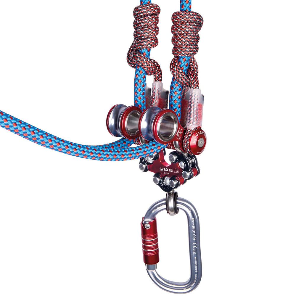 Longe Gyro Double avec cordes d’escalade bleues et rouges, rouleaux en métal rouge et un mousqueton gris avec fermoir rouge