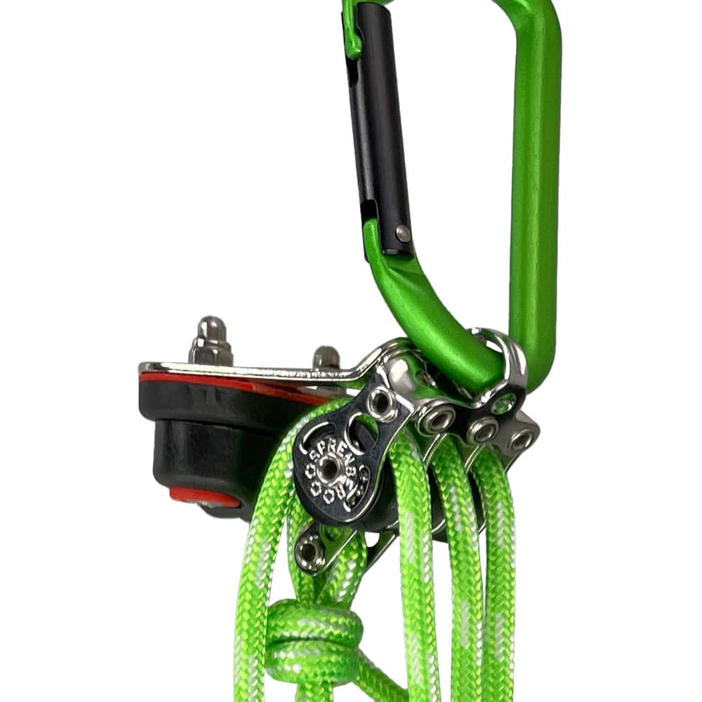 Gros plan du mousqueton vert avec pièces métalliques et cordes vertes du mini ascenseur d’Edelrid