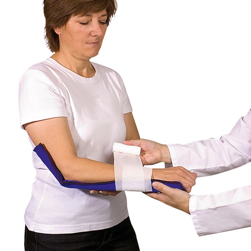Attelle rembourrée en aluminium QuickFix petite attelle rembourrée bleue sur le bras droit d’une femme en T-shirt blanc, une deuxième personne enroule un bandage blanc autour du bras