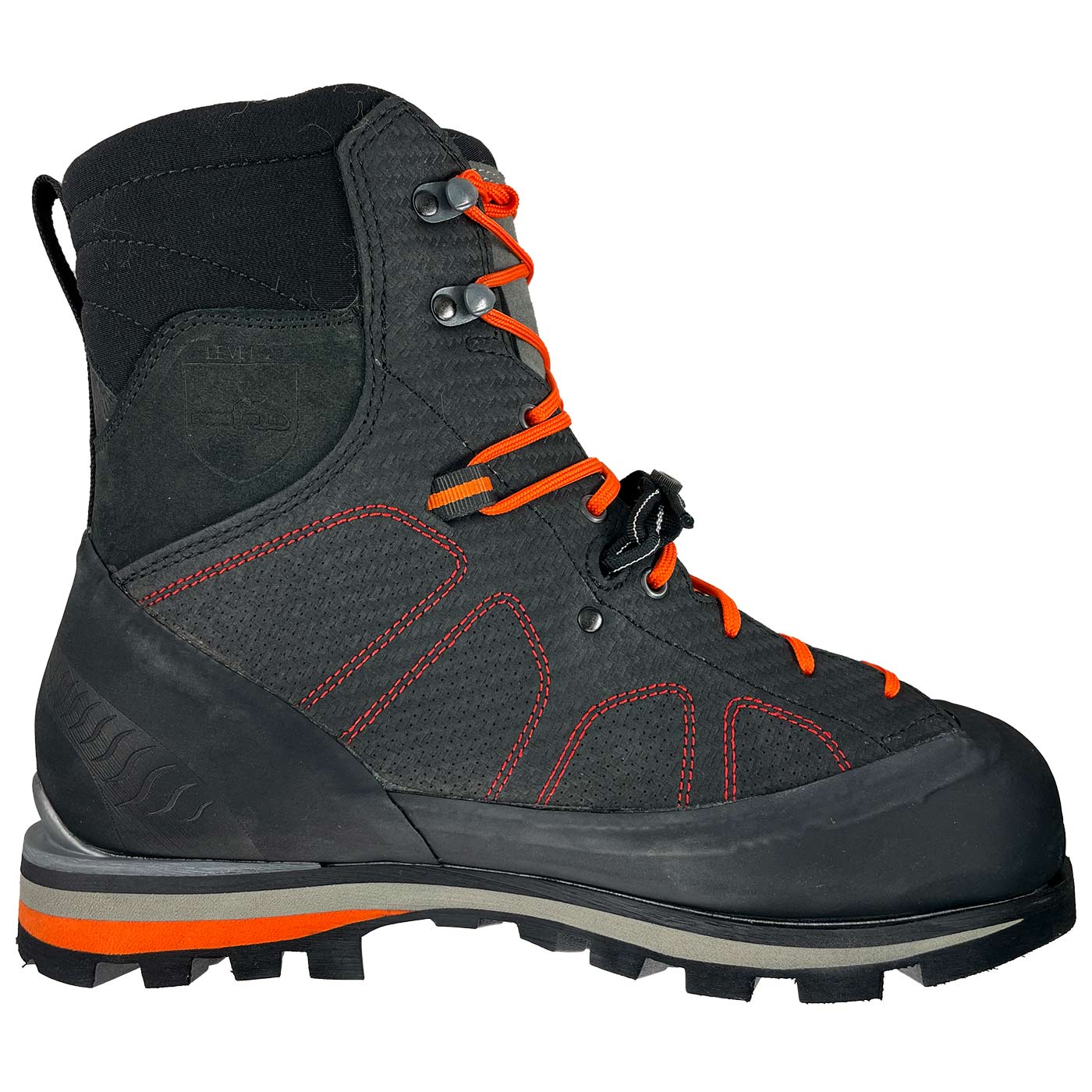 Chaussure de sécurité Evo en matériau noir avec lacets orange, coutures rouges et bord de semelle gris, nom du fabricant non visible