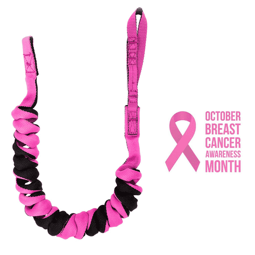 Longe Full Reach en rose et noir, ruban enroulé en spirale avec des extrémités en boucle, à côté un symbole de ruban rose et le texte « MOIS DE SENSIBILISATION AU CANCER DU SEIN D’OCTOBRE »