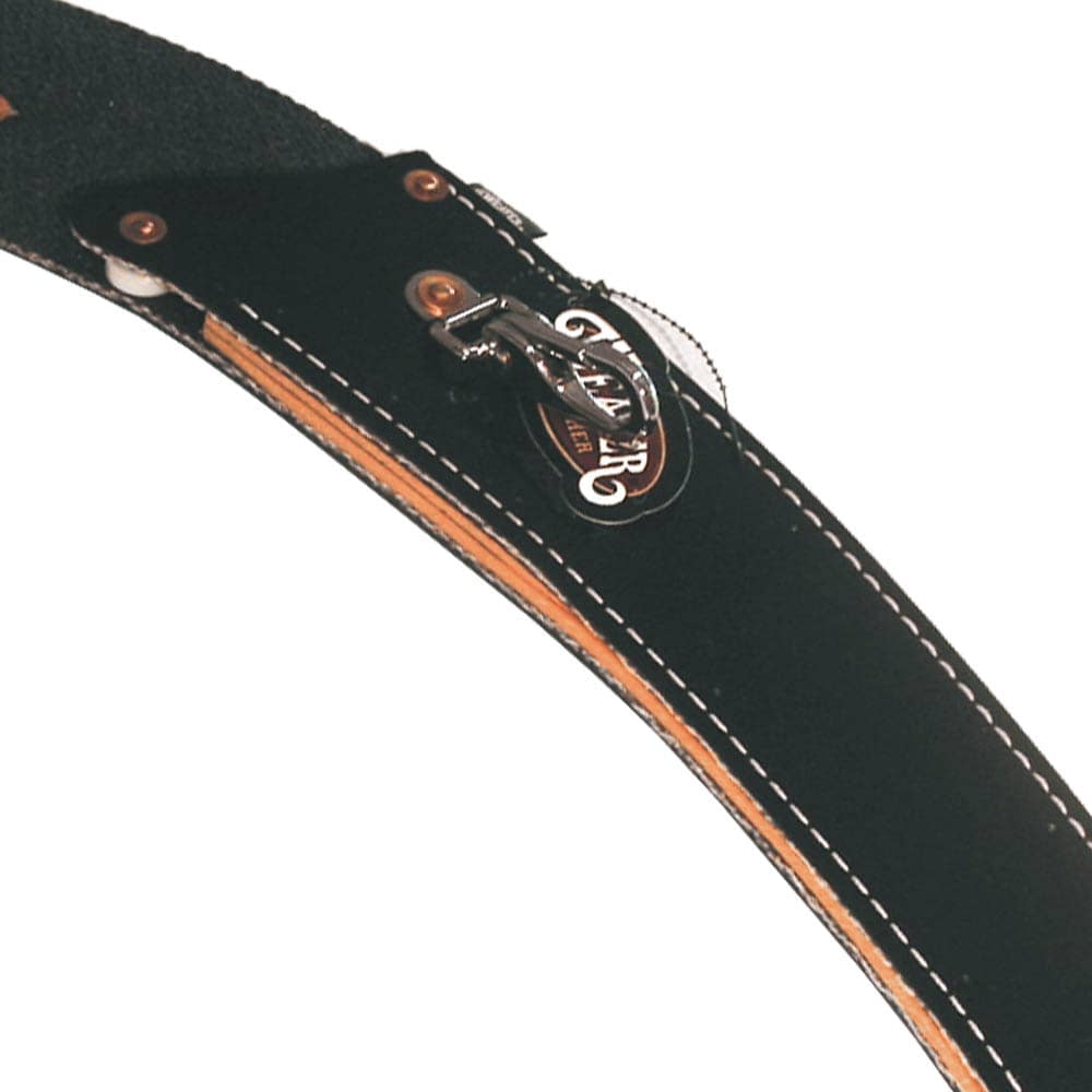 Gros plan de la gaine en cuir noir avec coutures blanches et fermoir en métal, nom du produit Fourreau incurvé visible