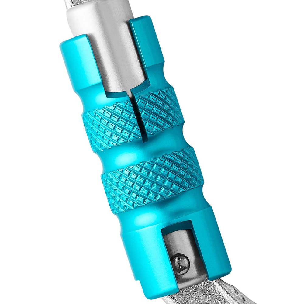 Gros plan du capuchon à vis bleu sur le mousqueton triple ovale en acier électrique
