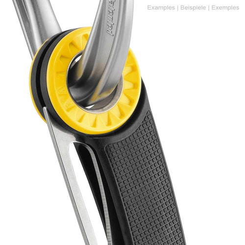 Gros plan du couteau pliant Petzl Spatha avec manche noir, anneau jaune et deux pièces métalliques passées à travers l’anneau