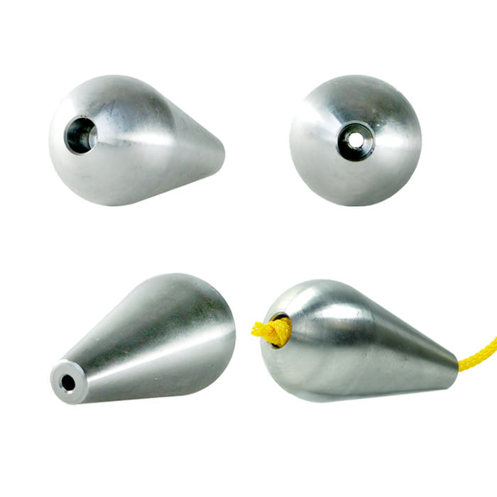 Quick-Kit Pear, quatre pointes métalliques en forme de larme avec une surface argentée lisse, dont une tirée à travers avec une corde jaune, différents angles visibles