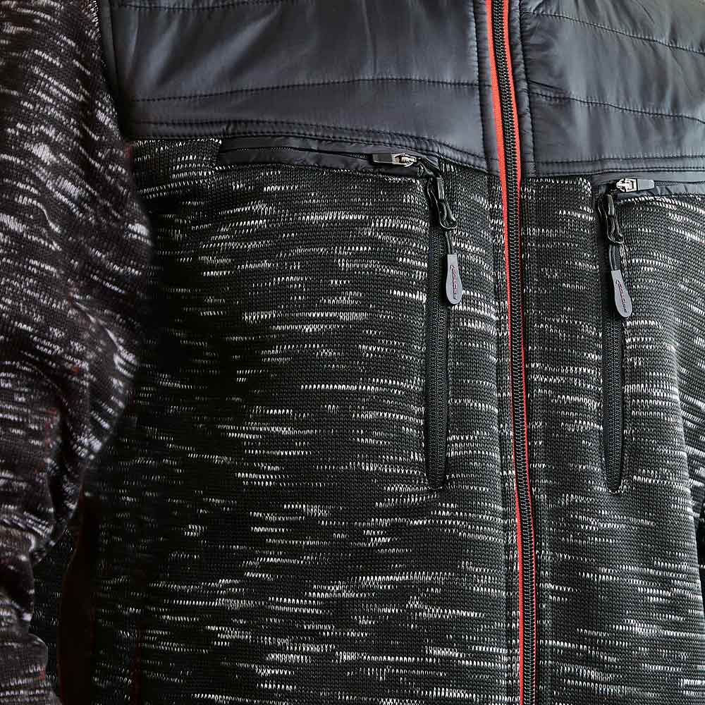 Gros plan de la veste d’hiver inuite noire avec deux poches poitrine verticales avec fermeture éclair
