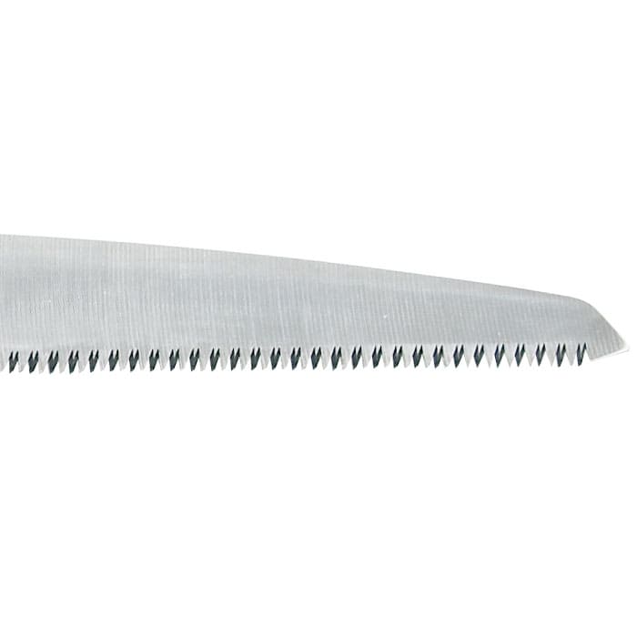 Lame de scie Gomtaro 300-13, gros plan d’une lame de scie argentée avec de petites dents tranchantes le long du bord.