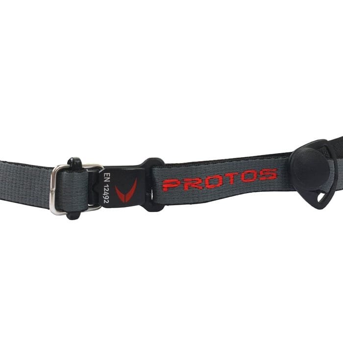 Jugulaire PROTOS® Maclip avec fermeture en plastique fermée, sangle noire et grise avec inscription PROTOS rouge et norme EN 12492 sur la fermeture