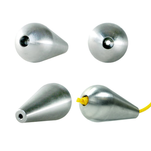 Quick-Kit Pear, quatre pointes métalliques en forme de larme avec une surface argentée lisse, dont une tirée à travers avec une corde jaune, différents angles visibles