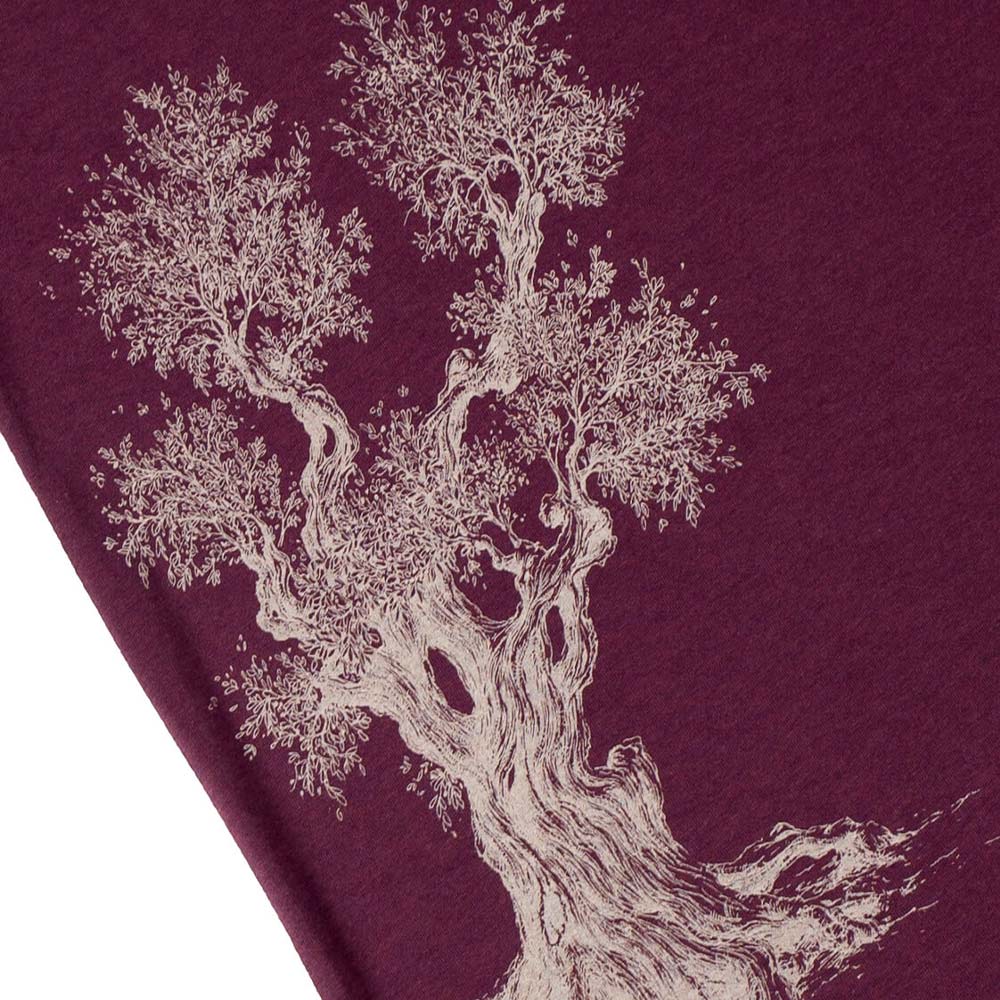 Gros plan de l’imprimé de l’arbre blanc sur le t-shirt violet de l’olivier, nom du produit T-shirt de l’olivier