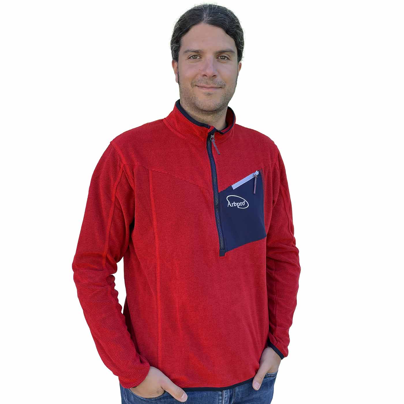 Haut en micropolaire rouge Micro Fleece avec fermeture éclair mi-longue et poche poitrine noire avec fermeture éclair blanche et logo Arbpro, porté par un homme