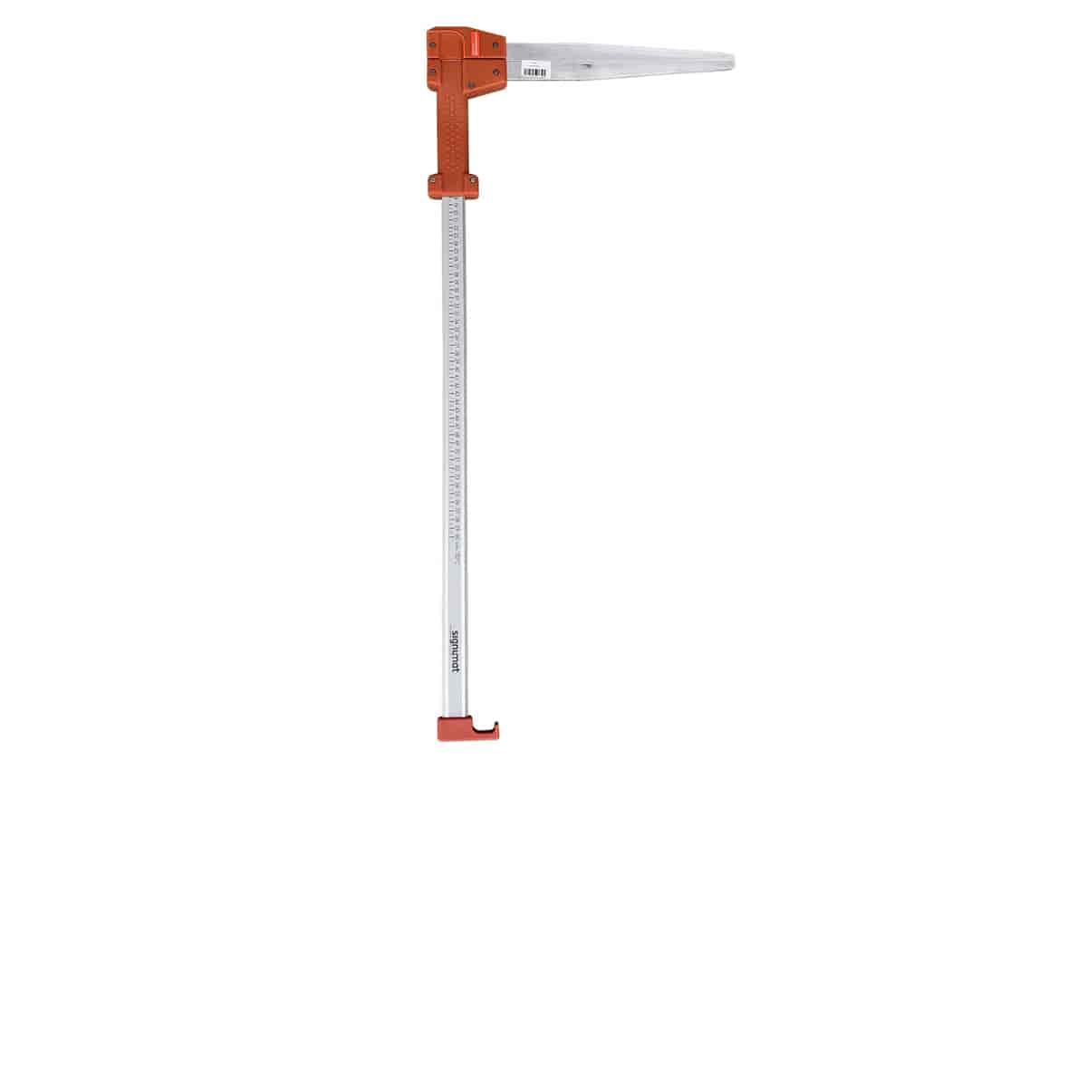 Signumat MK4, appareil de mesure avec échelle longue de couleur argentée et support en plastique orange en haut et en bas, nom du fabricant Signumat visible sur l’échelle, avec autocollant code-barres sur le support orange supérieur