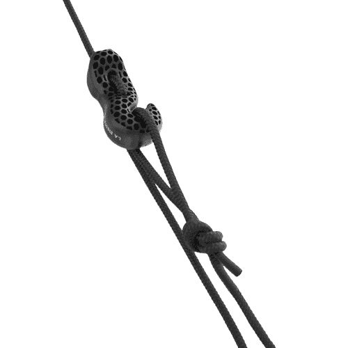 Ceinture noire du Hamac TreeMount de La Siesta attachée autour d’un tronc d’arbre