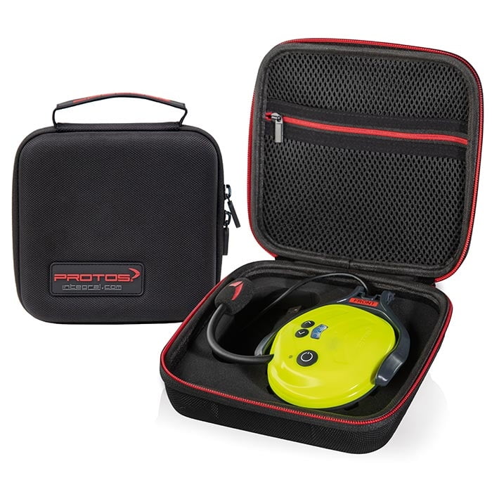 Système de communication PROTOS BT-COM, appareil de® communication jaune dans une boîte de transport noire avec fermeture éclair rouge et logo PROTOS