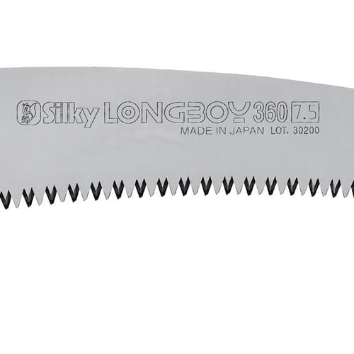 Gros plan de la lame de scie Longboy en argent avec l’inscription "Silky LONGBOY 360 7.5 MADE IN JAPAN LOT. 30200" et dents visibles
