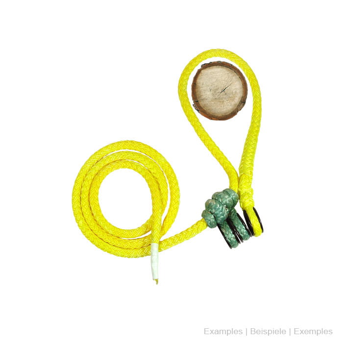 corde jaune avec des nœuds verts et un morceau de bois sur fond blanc