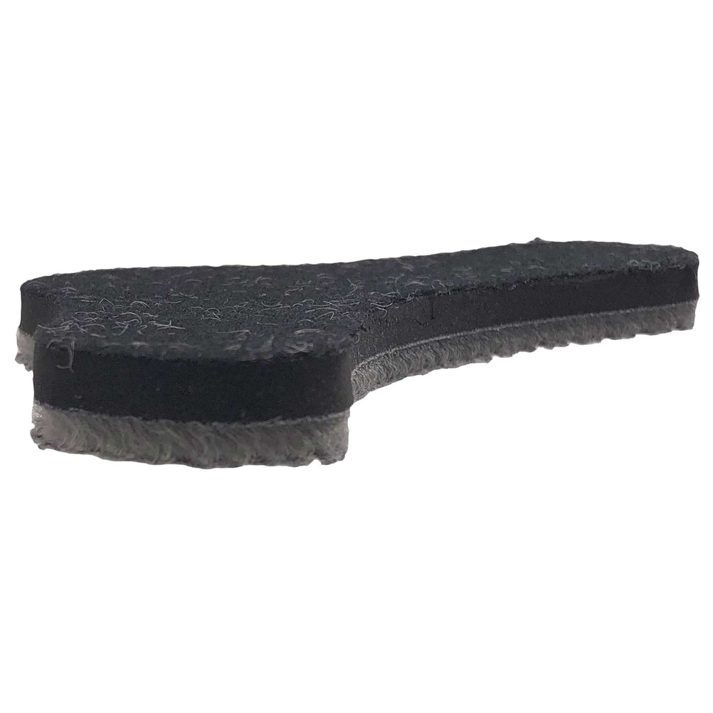 Coussinet de cou PROTOS® extra épais de couleur noire, vue de côté, montre l’épaisseur et la structure du matériau sur un fond blanc sans aucun autre objet