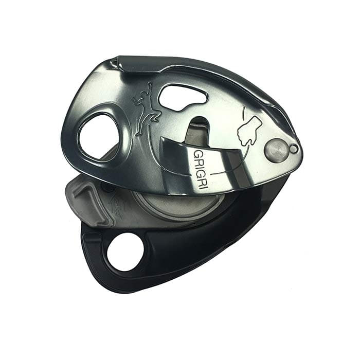 Vue dégagée de l’aire de jeux Grigri de Petzl en métal noir avec mécanisme interne visible
