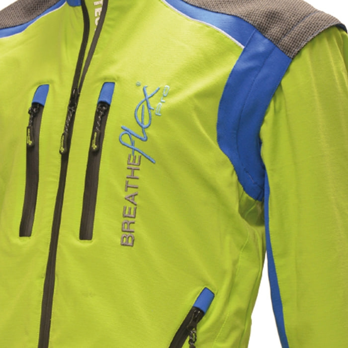 Gros plan de la veste Breatheflex Pro en vert avec des accents bleus, des fermetures éclair et un lettrage visibles