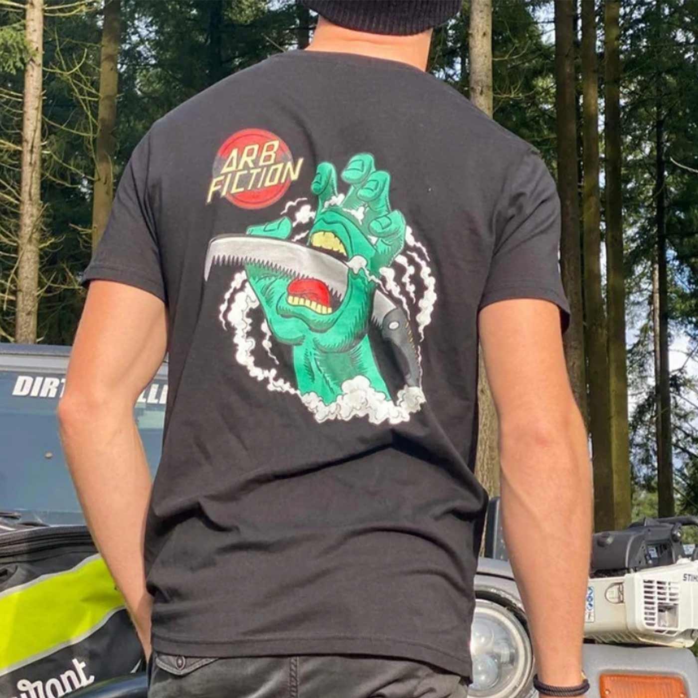 Personne portant le T-shirt noir avec une grande impression de la main verte et le logo « ARB FICTION » dans le dos, nom du produit Screaming Hand