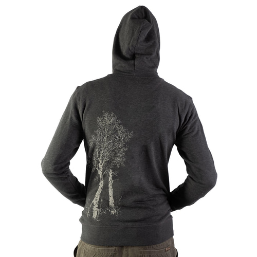 Sweat à capuche Zipp gris foncé à l’arrière avec capuche, sur le côté gauche un imprimé bouleau blanc, porté par un homme avec les mains sur les hanches