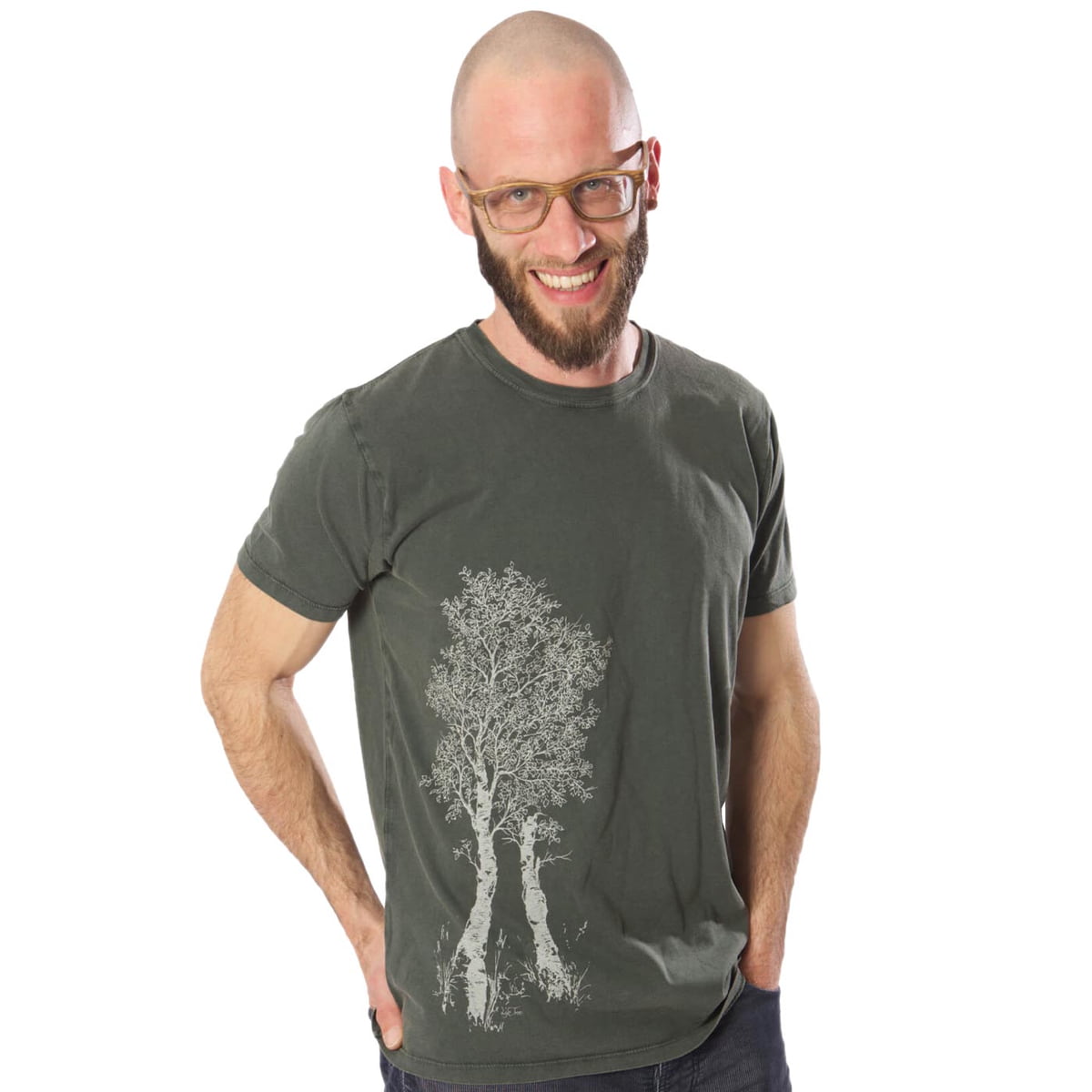 Homme portant un T-shirt Birch Tree vert olive avec un motif d’arbre blanc sur le devant gauche
