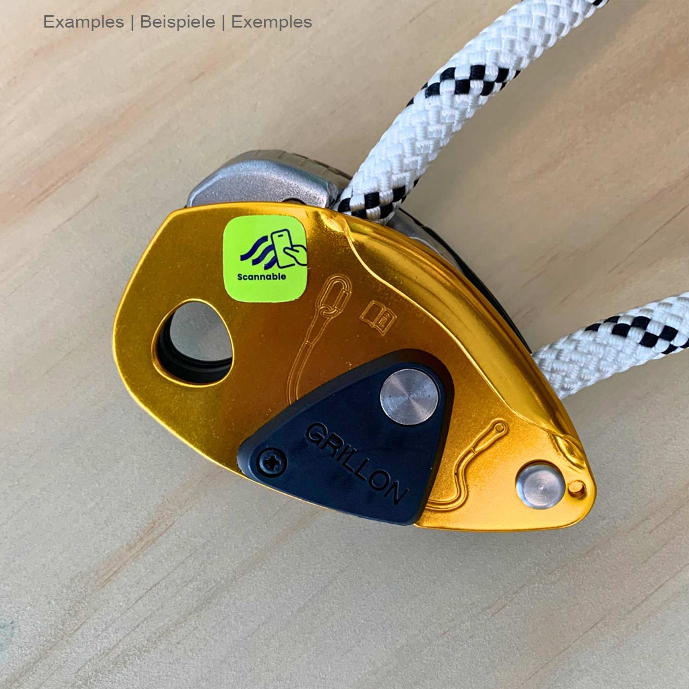 Autocollant vert sur métal NFC Tag de Scannable attaché à une aire de jeux dorée avec corde blanche et noire