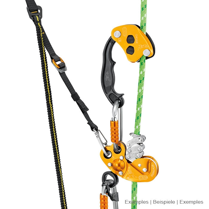 Chicane Petzl, appareil d’assurage jaune et noir avec poignée, relié à un mousqueton et une bande noire sur une corde verte