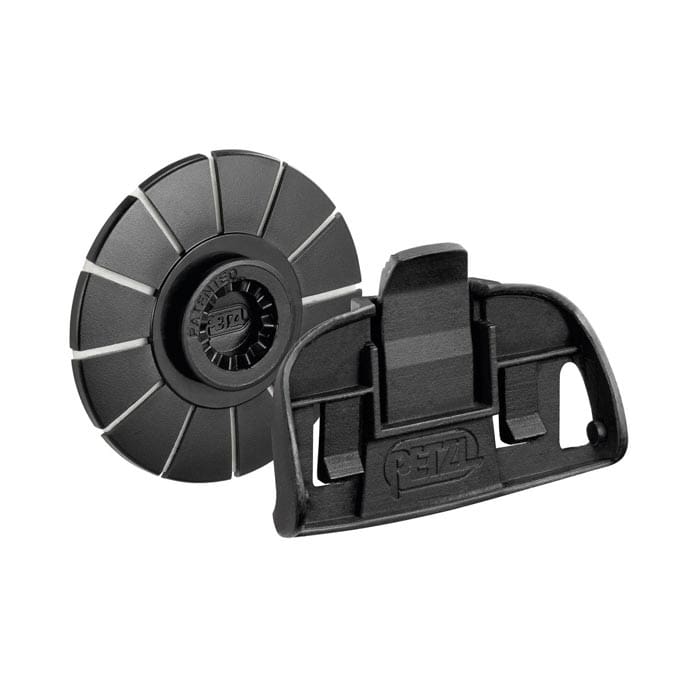 Kit Tikka Adapt de Petzl, deux pièces en plastique noir, l’une ronde avec des segments, l’autre rectangulaire avec le logo Petzl