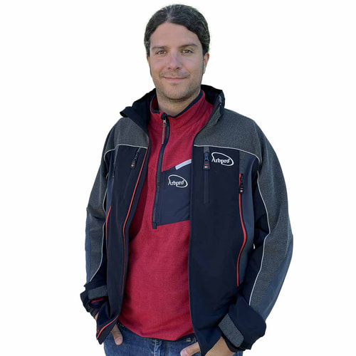 Haut en micropolaire rouge Micro Fleece avec fermeture éclair mi-longueur et poche poitrine noire avec fermeture éclair blanche et logo Arbpro, porté par un homme sous une veste noire et grise avec plusieurs poches zippées et logo Arbpro