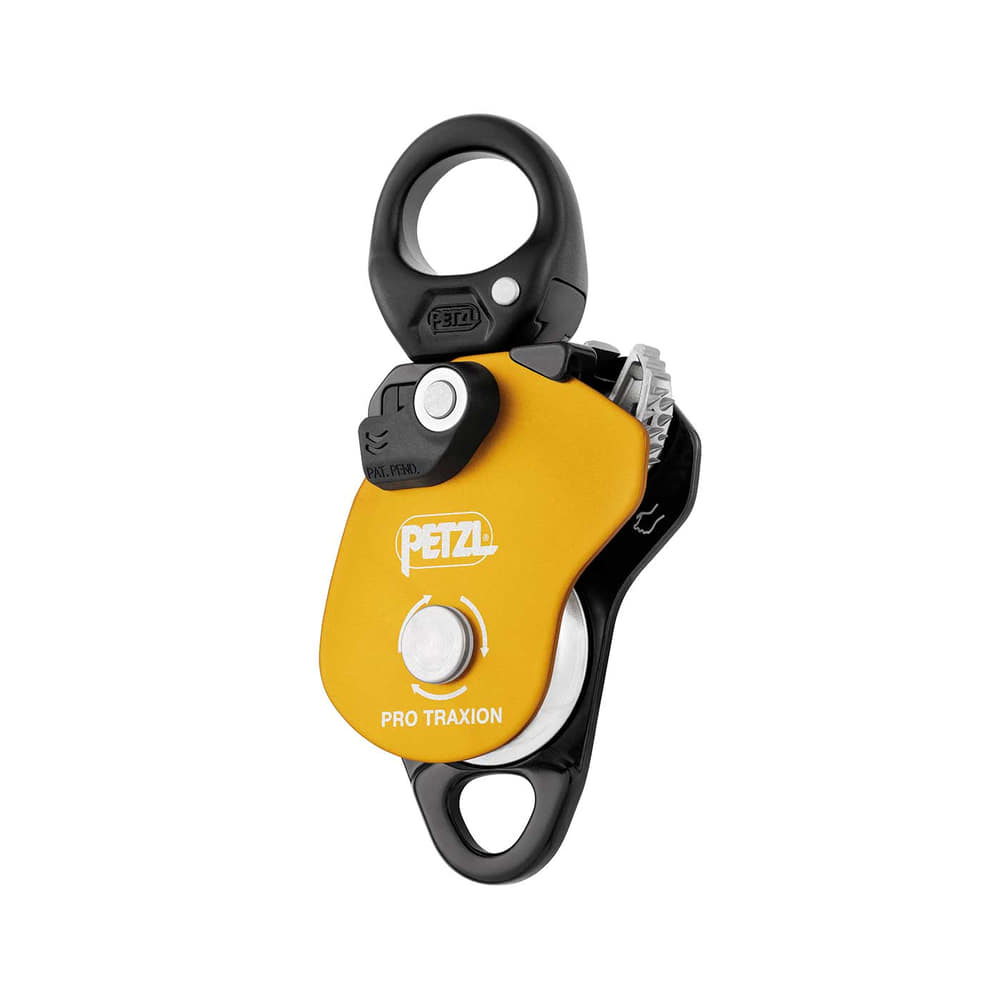 Poulie Petzl Pro Traxion jaune et noire avec deux grands œillets et une fermeture mousqueton ronde sur le dessus