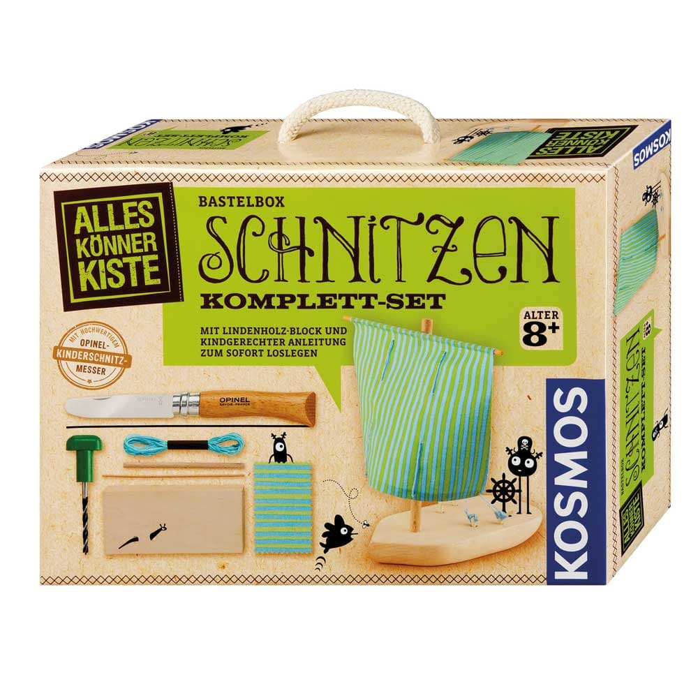 Kosmos Schnitz Set boîte de bricolage avec étiquette verte, bateau en bois avec voile rayée bleu-vert, couteau à découper pour enfants Opinel, perceuse et autres matériaux de bricolage présentés sur l’emballage
