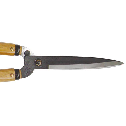 Okatsune Taille-haie 78 Gros plan d’une longue et étroite lame métallique avec des manches en bois
