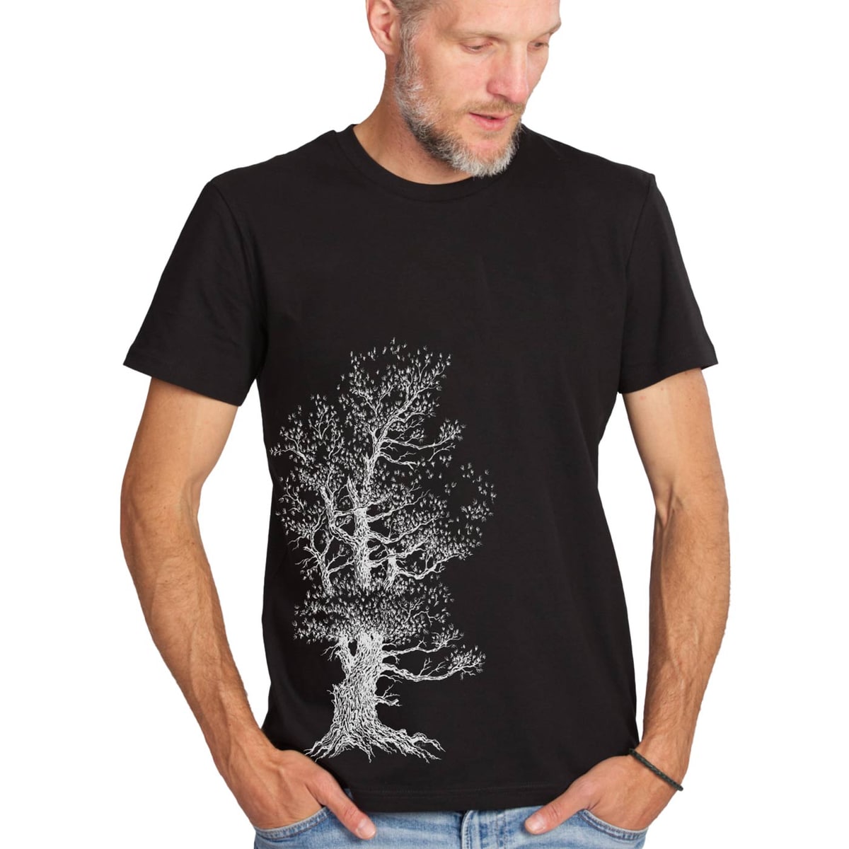 Homme portant un t-shirt de pin parasol en noir avec un motif d’arbre blanc, regardant vers la droite