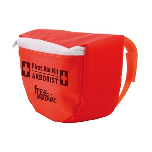 Trousse de premiers secours Freeworker, trousse de premiers secours rouge avec fermeture éclair blanche et inscription « First Aid Kit ARBORIST freeworker » sur le devant, avec bande velcro orange, sous un angle différent
