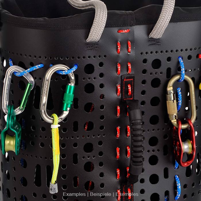 ropeBUCKET 50 Gros plan du seau noir avec coutures rouges, poignées en corde grises, poignée noire et plusieurs mousquetons avec équipement d’escalade à l’extérieur