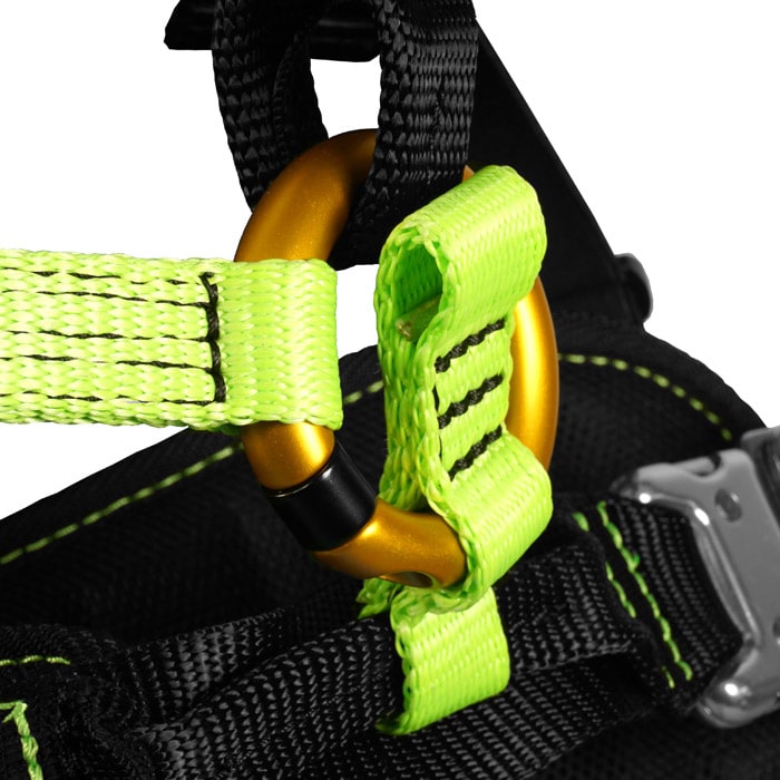 Treewor C Détail d’un mousqueton orange avec sangle verte sur le harnais noir et vert