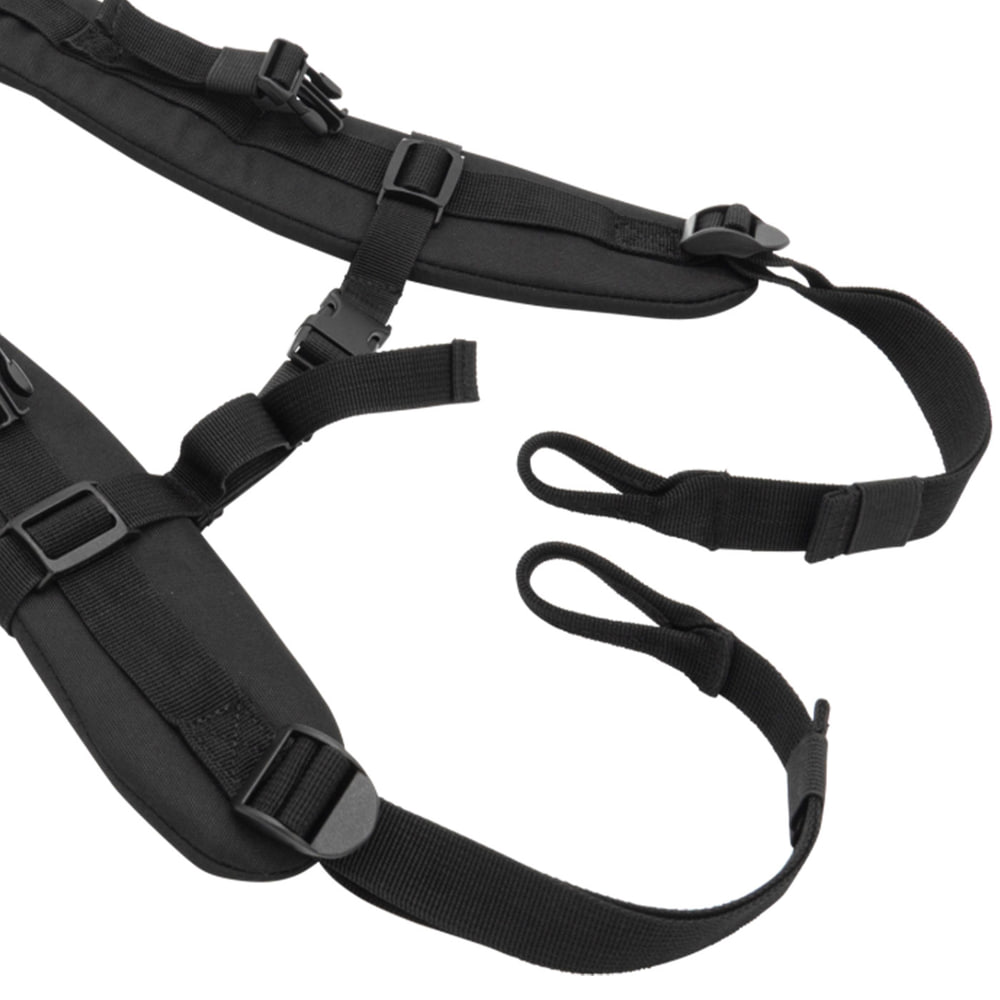 Détail des extrémités inférieures des bretelles mulet noires avec boucles et bretelles réglables