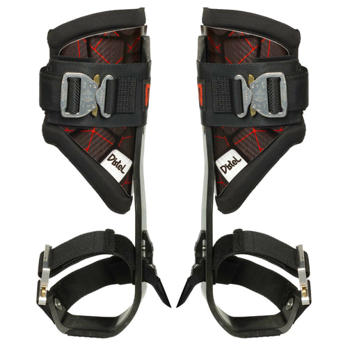 Distel Carbon 3.1 Click, paire de cretons en carbone noir avec lignes rouges, rembourrage noir et fermoirs en métal, vu de face