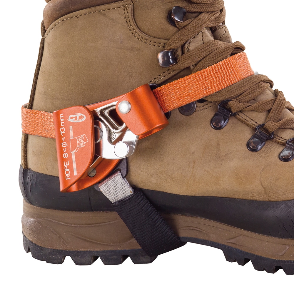 Quick Step R, Bloqueur de pied en métal orange fixé à une chaussure de randonnée marron avec des sangles textiles