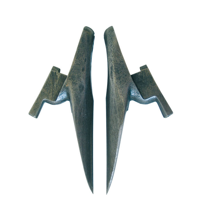 Bashlin Spikes L, deux pointes en métal gris foncé avec attaches, placées côte à côte