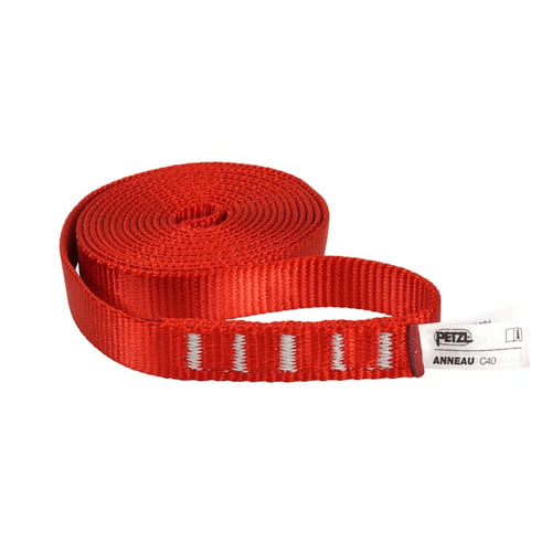 Une boucle PETZL Anneau C40 rouge enroulée